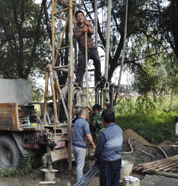 地源熱泵安裝流程-鉆機打孔鉆孔下U型管 地源熱泵安裝流程-鉆機打孔鉆孔下U型管