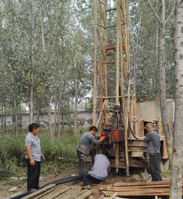 廊坊地源熱泵施工過(guò)程-鉆機打孔 廊坊地源熱泵施工過(guò)程-鉆機打孔